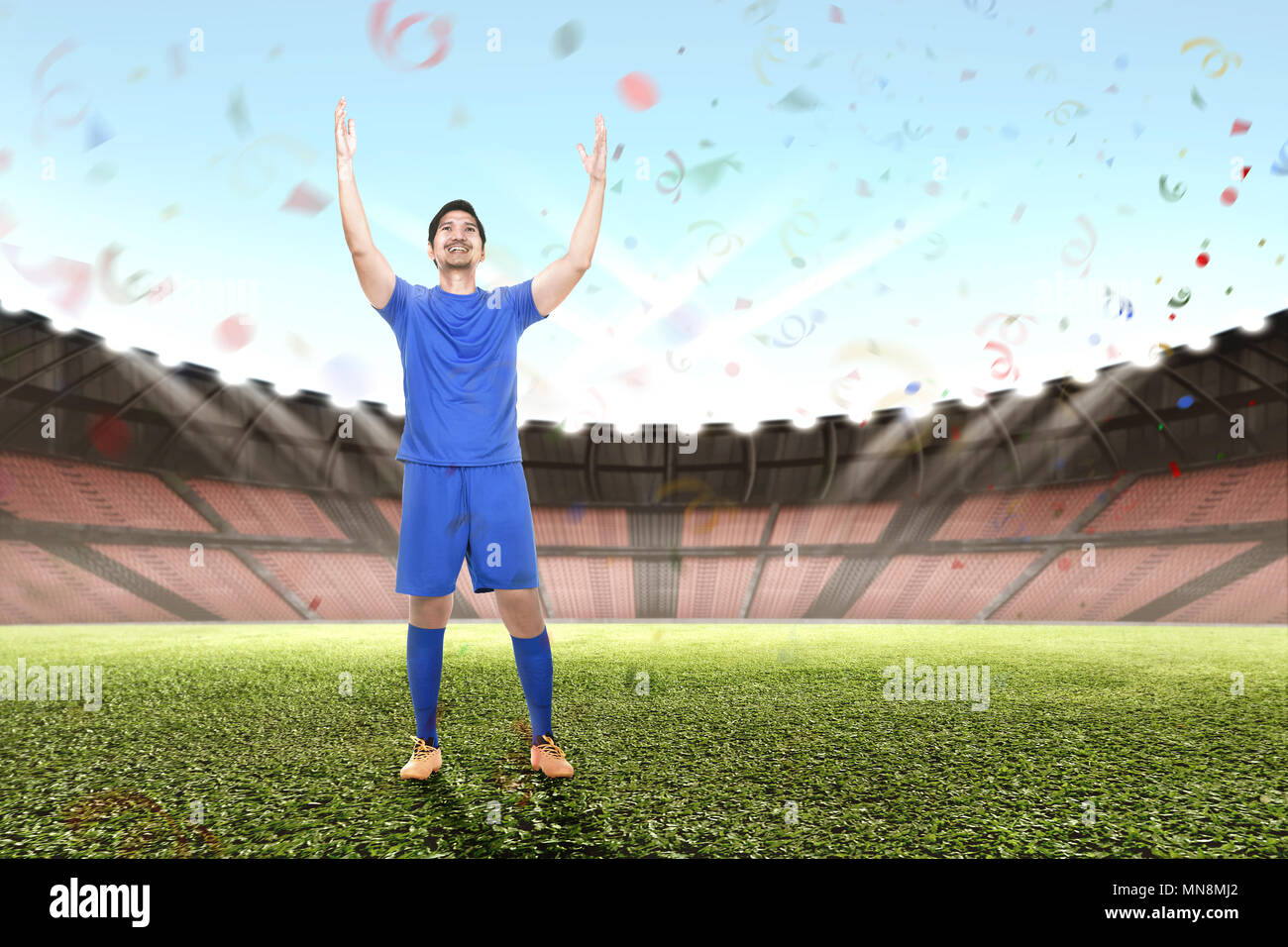 Schönen asiatischen Fußball-Spieler feiern das Ziel im Spiel Stockfoto