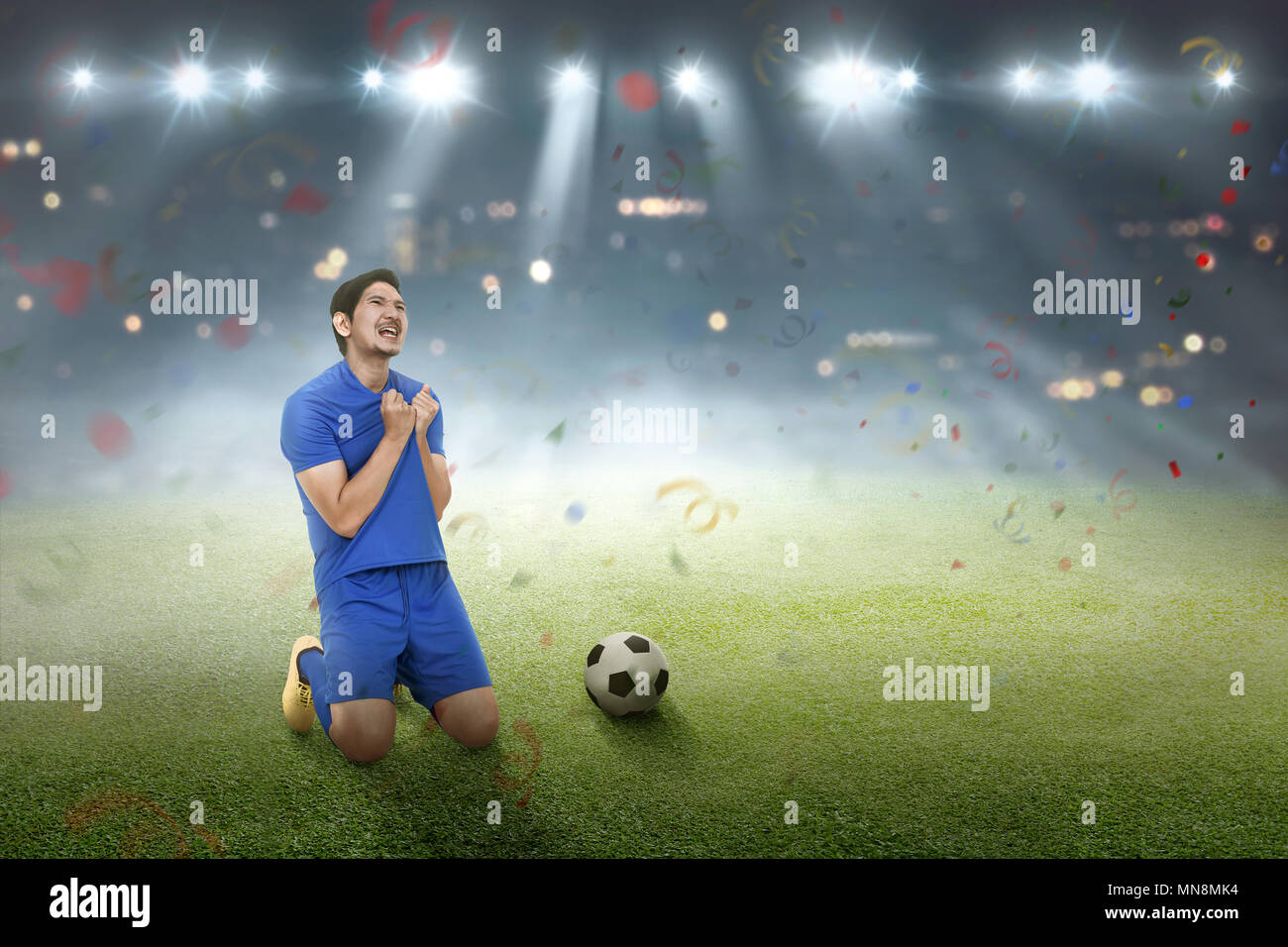 Gerne asiatische Fußball-Spieler, nachdem er ein Ziel im Spiel Stockfoto