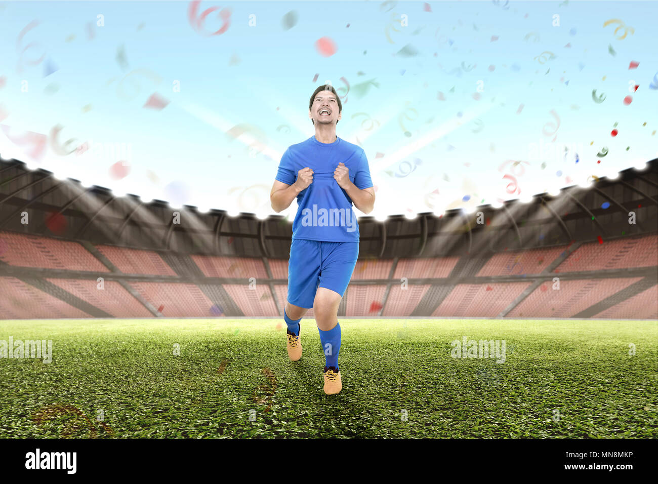 Freundliche asiatische männlichen Fußball-Spieler feiern im Stadion Stockfoto