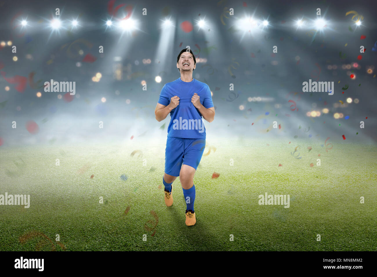 Junge asiatische Fußballspieler Mann mit glücklichen Ausdruck auf dem Feld Stockfoto