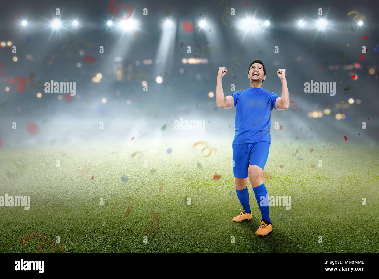 Schönen asiatischen Fußball-Spieler Mann glücklich Feier auf dem Feld Stockfoto