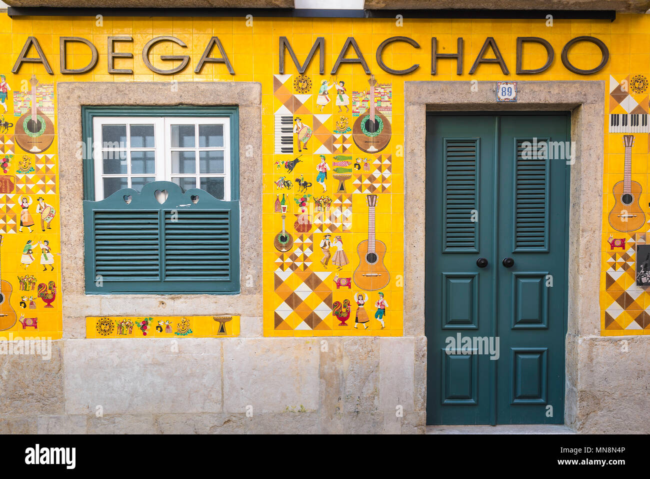 Fado Lissabon, Blick auf die farbenfrohe Fliesenfassade von Adega Machado, einer bekannten Fado-Bar im Bairro Alto Viertel von Lissabon, Portugal. Stockfoto