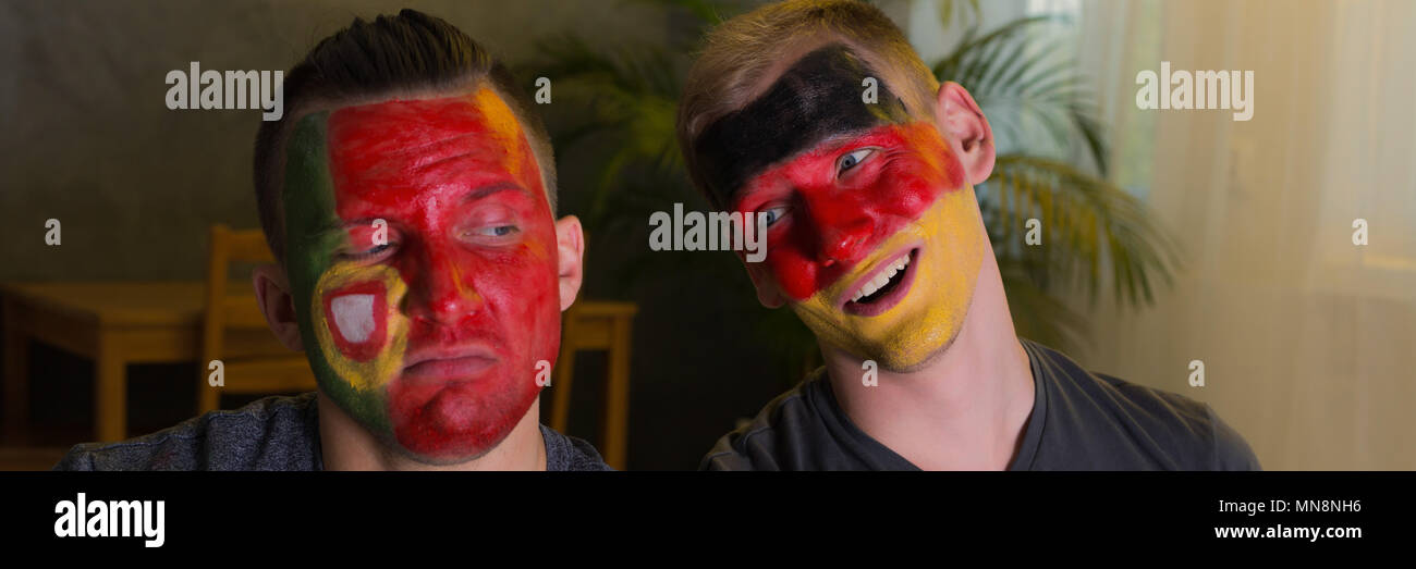Spanien und die deutsche Fußball-Fans mit bemalten Gesichtern Stockfoto