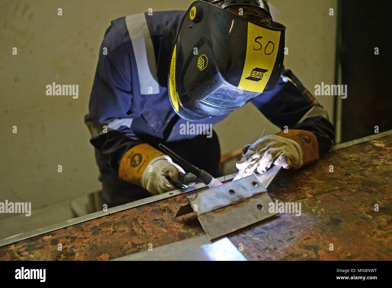 Schweißgerät arbeiten auf der Workbench schweißen zusammen einige Edelstahl Stockfoto