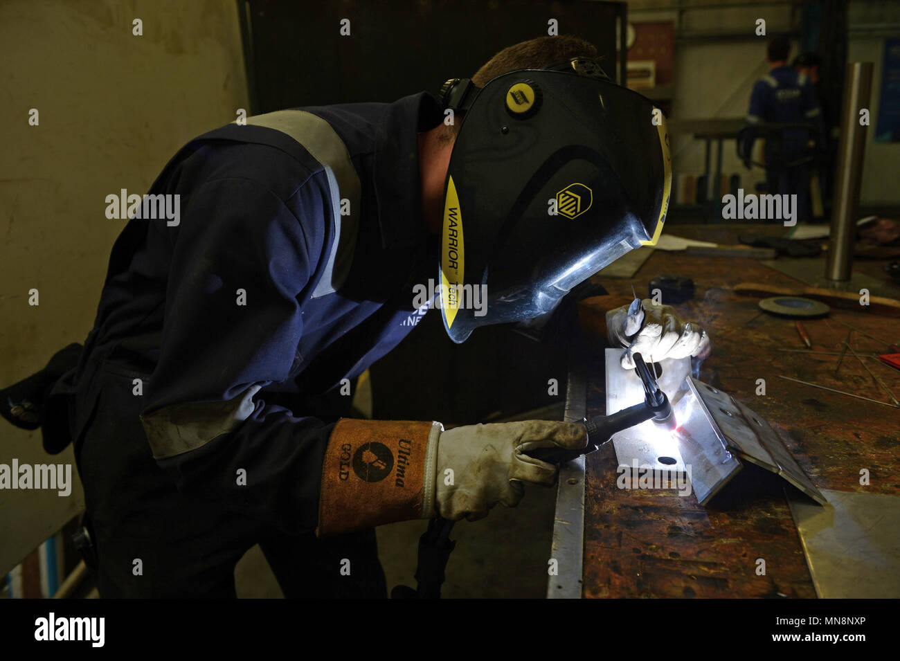 Schweißgerät arbeiten auf der Workbench schweißen zusammen einige Edelstahl Stockfoto
