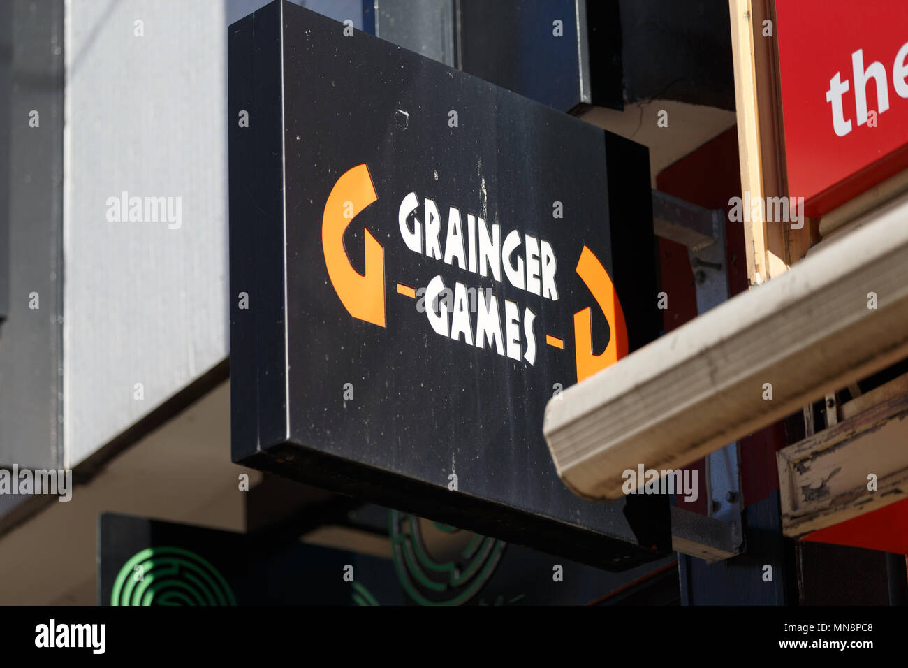 Der Wegweiser für eine hohe Straße Filiale von Grainger Spiele im Vereinigten Königreich/Grainger Spiele logo, Grainger Spiele anmelden. Stockfoto