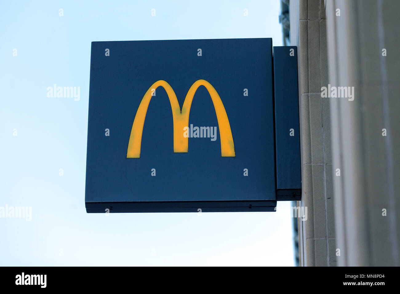 Die Zeichen für einen Zweig der Fast Food Kette McDonald's im Vereinigten Königreich, mit den goldenen Bögen, 2018/McDonald's Logo. Stockfoto
