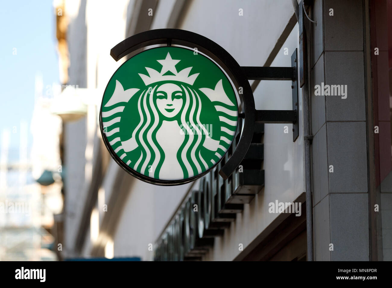 Das Starbucks Logo auf dem Display außerhalb einer Niederlassung in Großbritannien im Jahr 2018/Starbucks Zeichen, Starbucks High Street, Starbucks Sirene. Stockfoto