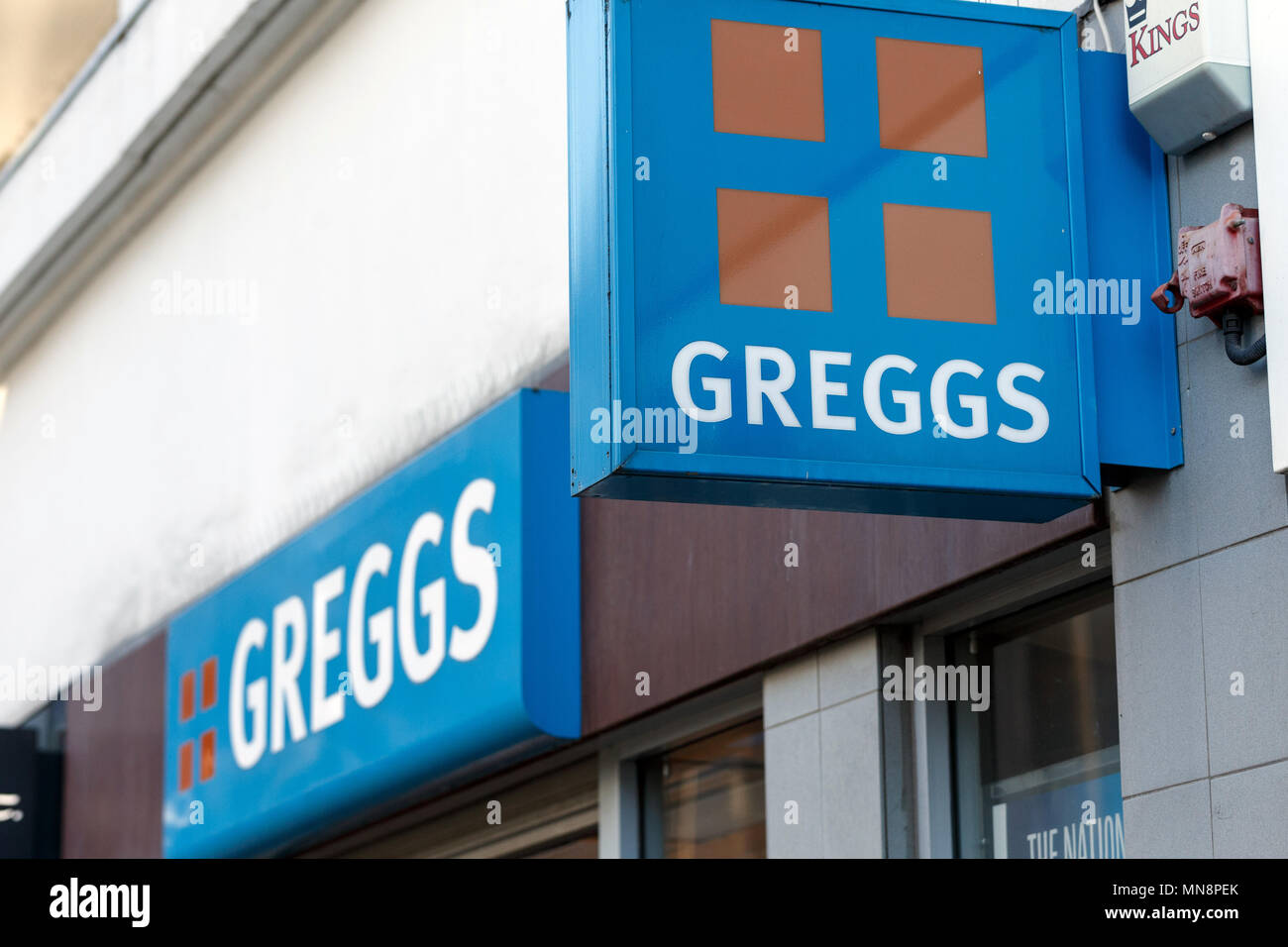 Ein Zweig der Greggs in Sheffield in Großbritannien/Greggs logo, Greggs unterzeichnen, Greggs High Street. Stockfoto