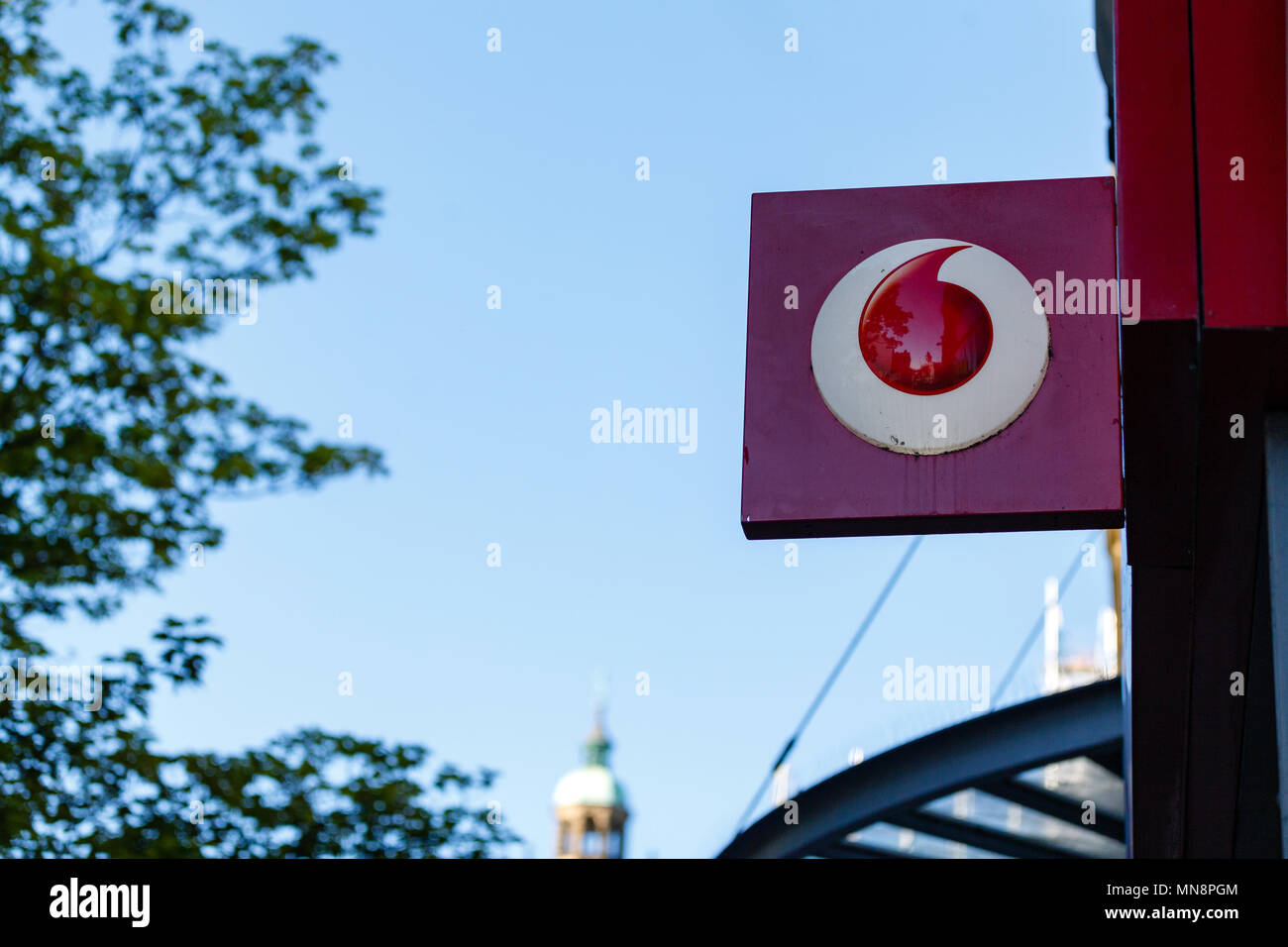 Die Vodafone Logo auf einem High Street Store Anmelden an einem sonnigen Tag. Stockfoto
