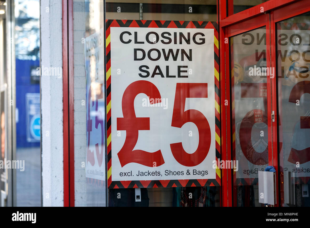 Ein High Street Shop Werbung eine Schließung Verkauf mit allen Reihen sich auf £ 5 festgesetzt. Stockfoto