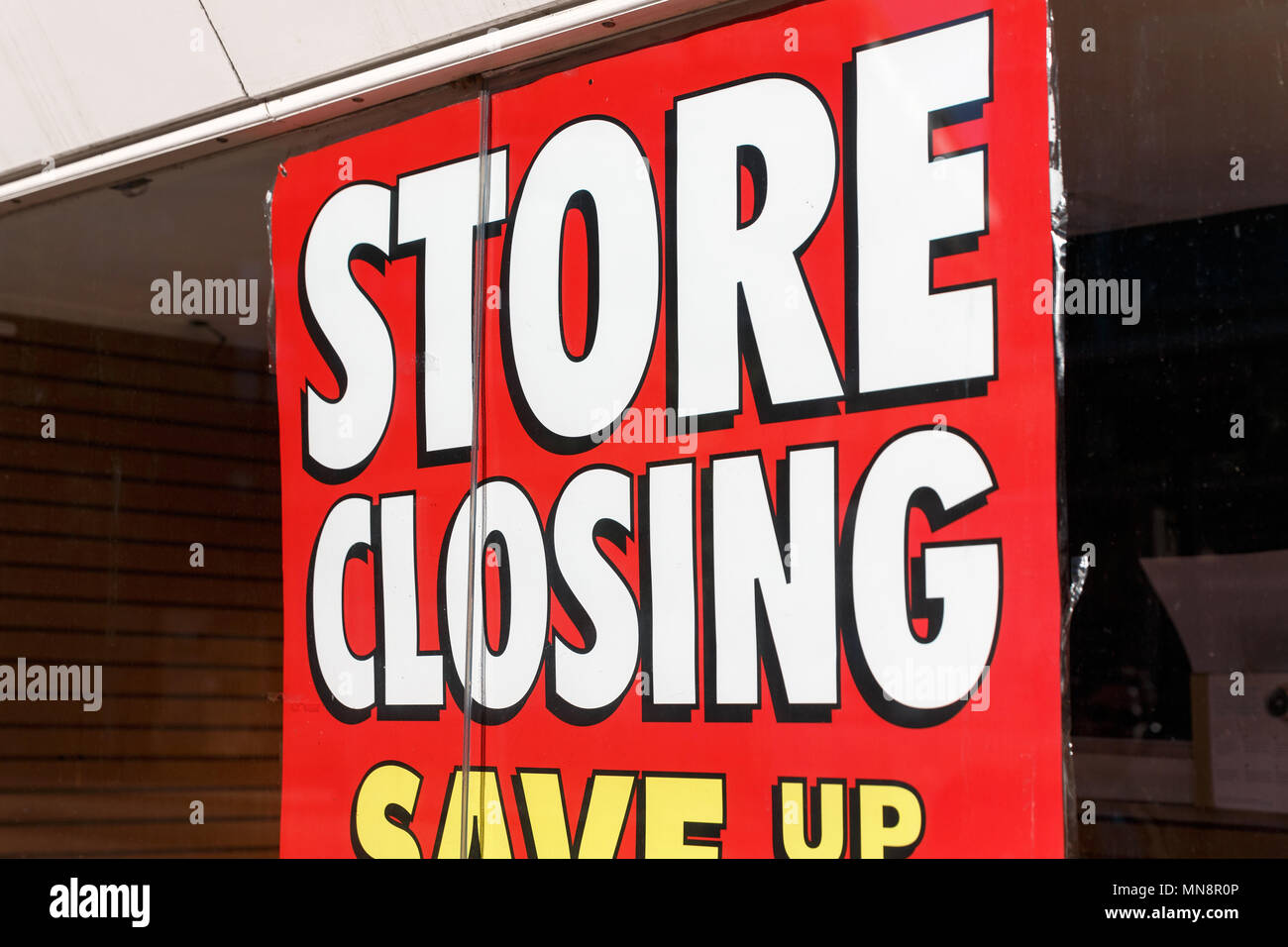 Ein High Street Einzelhändler Werbung ein Store Schließung Verkauf. Stockfoto