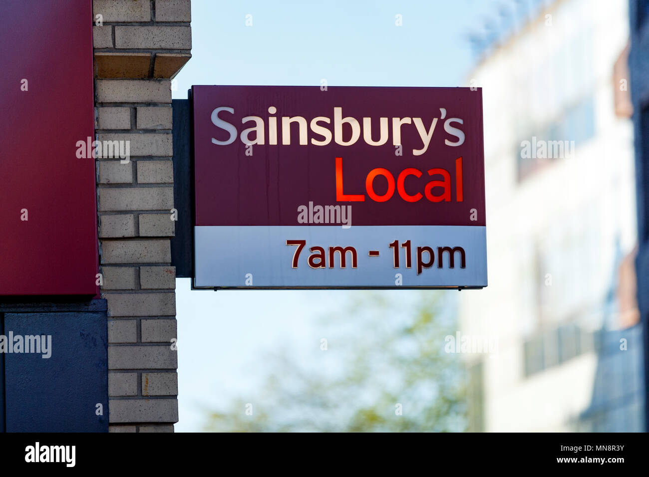 Ein Sainsbury Lokale in lokalen Logo das Vereinigte Königreich/Sainsbury's, Bequemlichkeit Sainsbury's Store, lokale Sainsbury's anmelden. Stockfoto