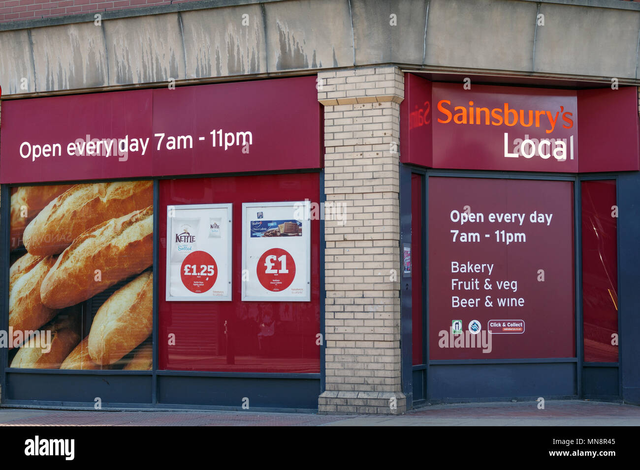Ein Sainsbury Lokale in lokalen Logo das Vereinigte Königreich/Sainsbury's, Bequemlichkeit Sainsbury's speichern. Stockfoto