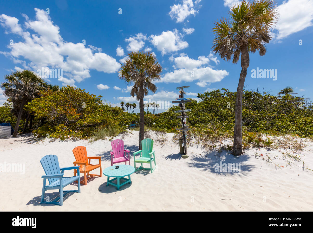 Bunte Stühle auf den Golf von Mexiko Strand am South Beach Bar & Grill in Boca Grande am Gasparilla Island, Florida Stockfoto