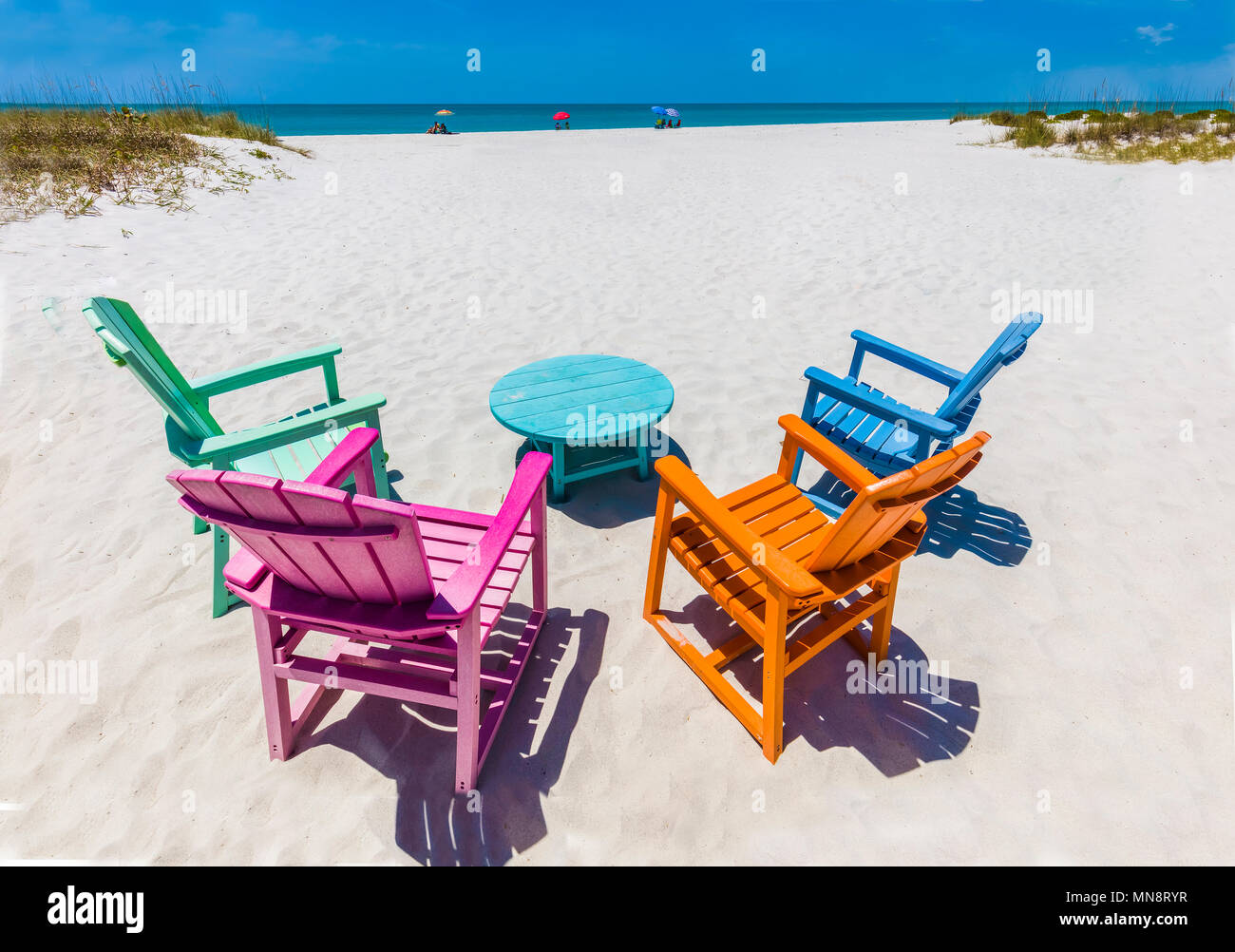 Bunte Stühle auf den Golf von Mexiko Strand am South Beach Bar & Grill in Boca Grande am Gasparilla Island, Florida Stockfoto