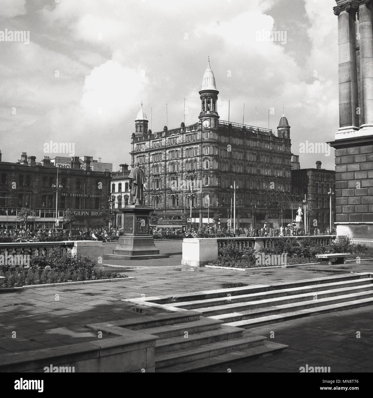 Historisches Bild der 1950er Jahre des Stadtzentrums von Belfast, Nordirland, zeigt das prachtvolle, turrierte sechsstöckige Gebäude des Cleaver House. Es wurde 1888 als Royal Irish Linen Warehouse der Öffentlichkeit zugänglich gemacht, wie ursprünglich das Kaufhaus Robinson & Cleavers bekannt war. Das Geschäft, das fast 100 Jahre überlebte, schloss 1984. Das prachtvolle viktorianische Gebäude blickt auf den Donegall Square und das Rathaus. Stockfoto