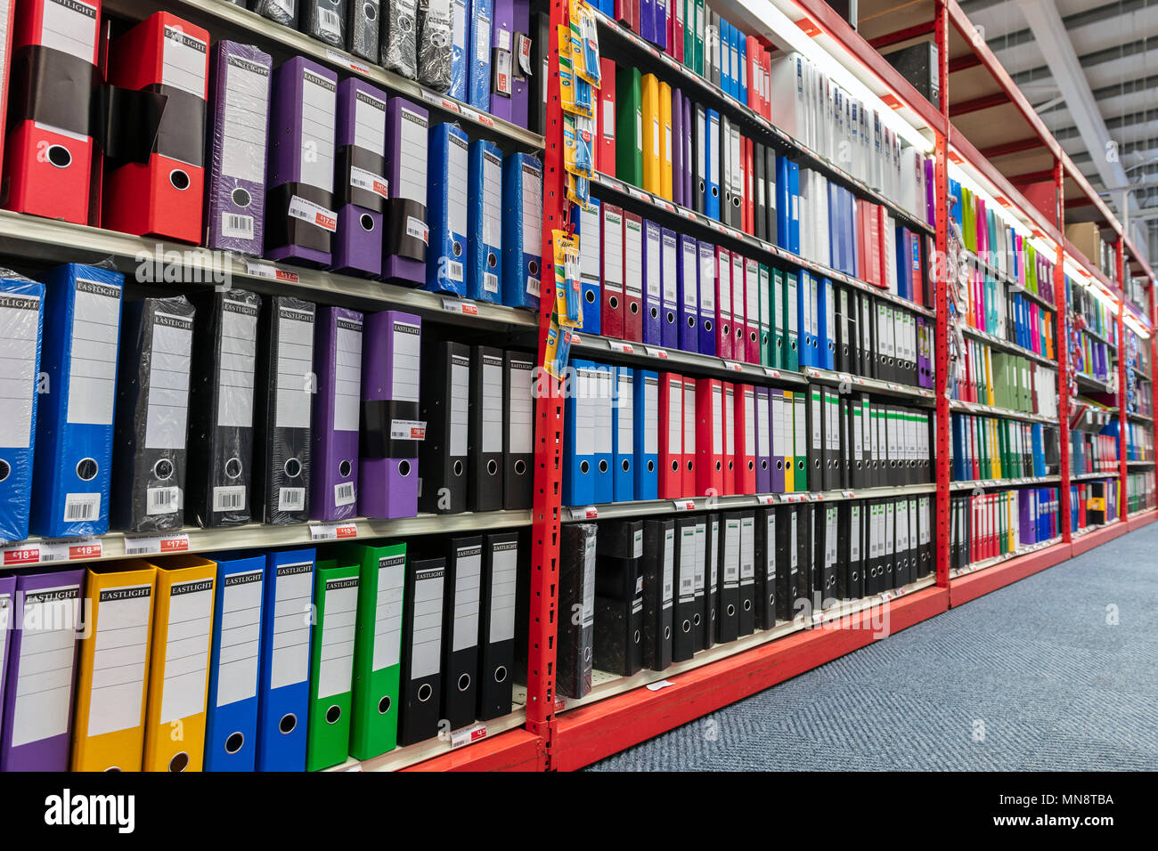 Hebelmechanik Dateien für den Verkauf in einem Büro liefert Store, UK. Stockfoto