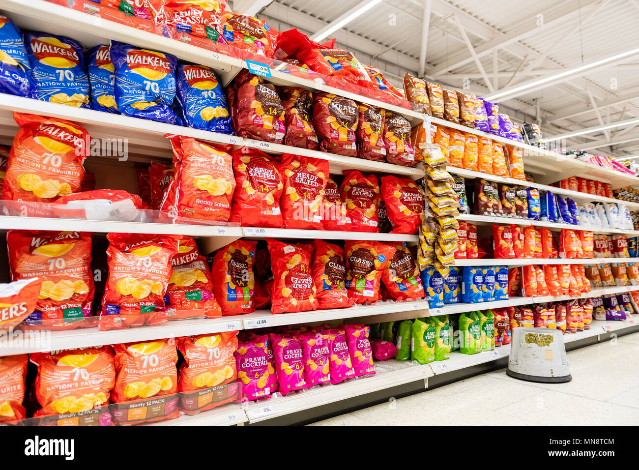 Chips für den Verkauf in einem Supermarkt, UK. Stockfoto