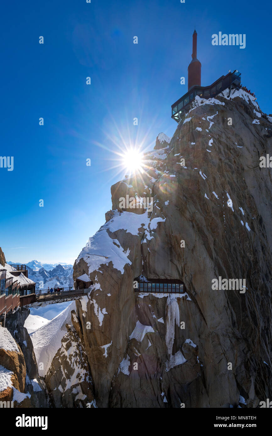 Die Aiguille du Midi (3842 m) mit Steg und Aussichtsplattform. Nadeln, Chamonix Mont Blanc, Hochsavoyen (Haute-Savoie), Alpen, Fran Stockfoto