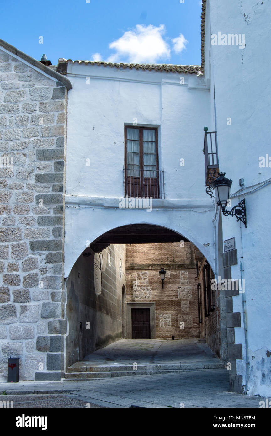 Ecke mit weißer Fassade Gebäude mit Balkon und Bogen im Puebla de Montalban Provinz Toledo. Castilla La Mancha. Spanien. Stockfoto