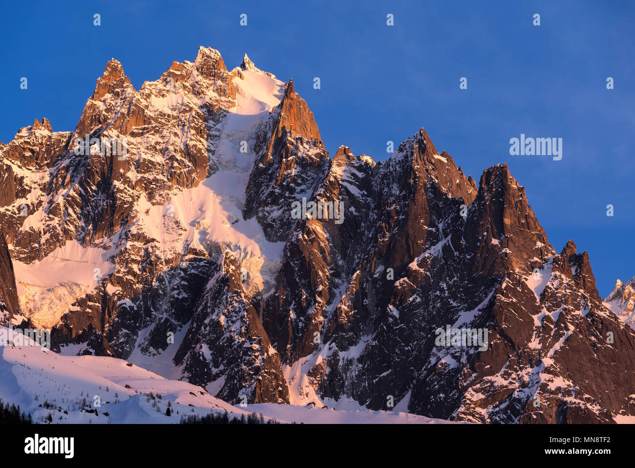 Sonnenuntergang auf dem Chamonix Nadeln (Aiguille du Plan und Dent du Krokodil Gipfel). Mont Blanc, Chamonix, Hochsavoyen (Haute-Savoie), Alpen, Stockfoto