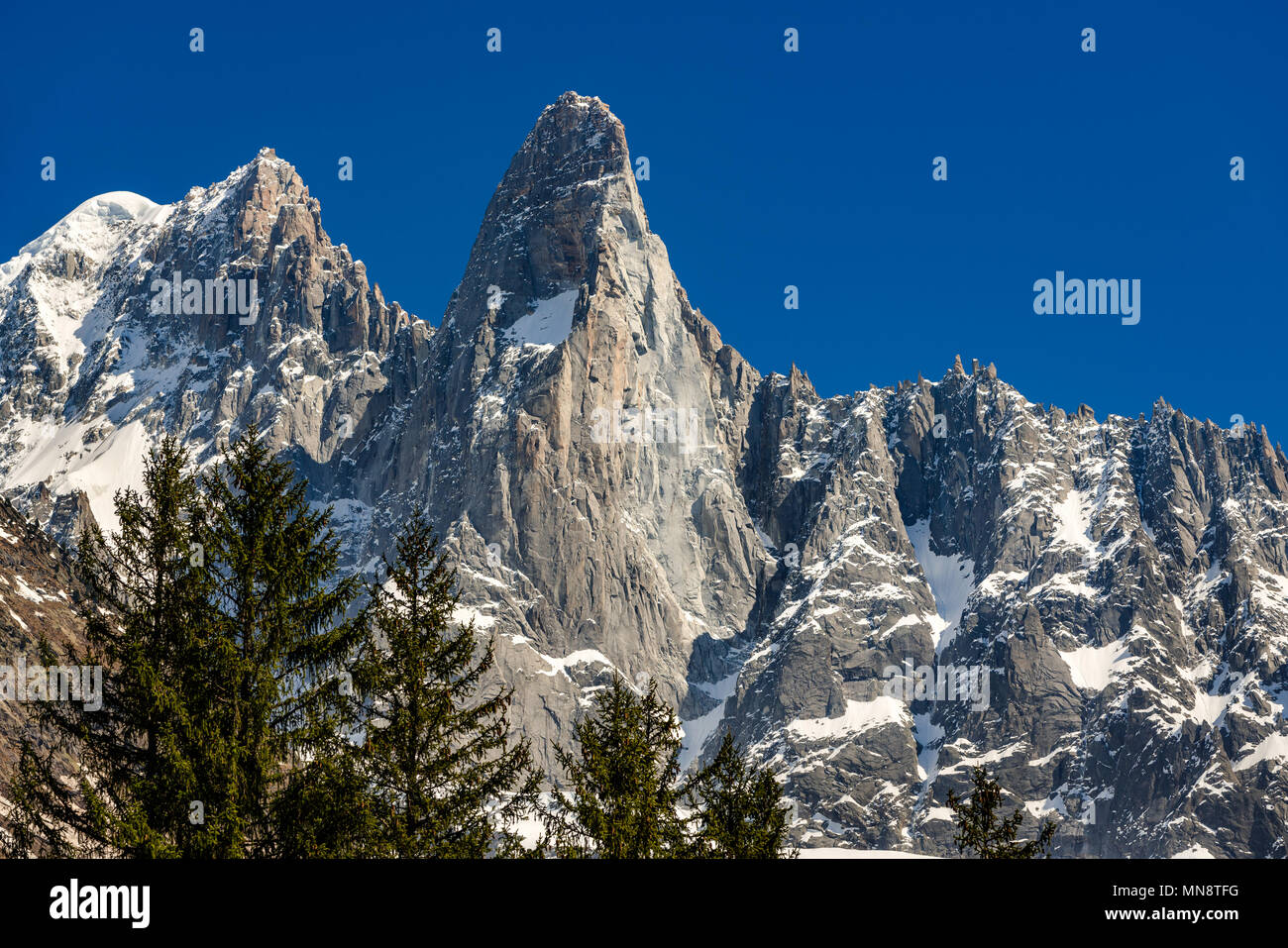 Die steilen Klippen von Aiguilles de Drus und Aiguille Verte (links) in der Mont Blanc. Chamonix, Haute-Savoie (Hochsavoyen), Alpen, Frankreich Stockfoto