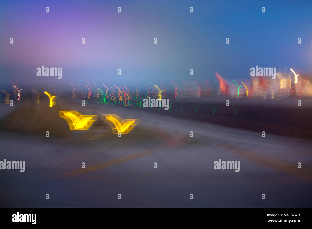 Frühen Flug verspielten Airport lights Wirkung Hintergrund in der Morgendämmerung Stockfoto