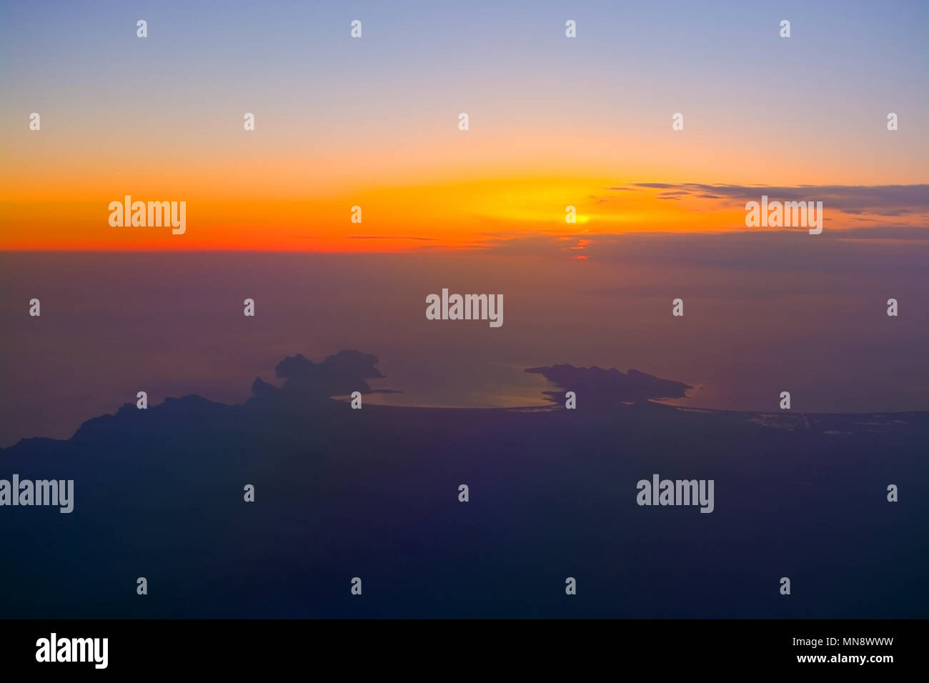 Luftaufnahme bei Sonnenaufgang über Formentor und Alcudia Halbinseln Ende April auf Mallorca, Spanien. Stockfoto