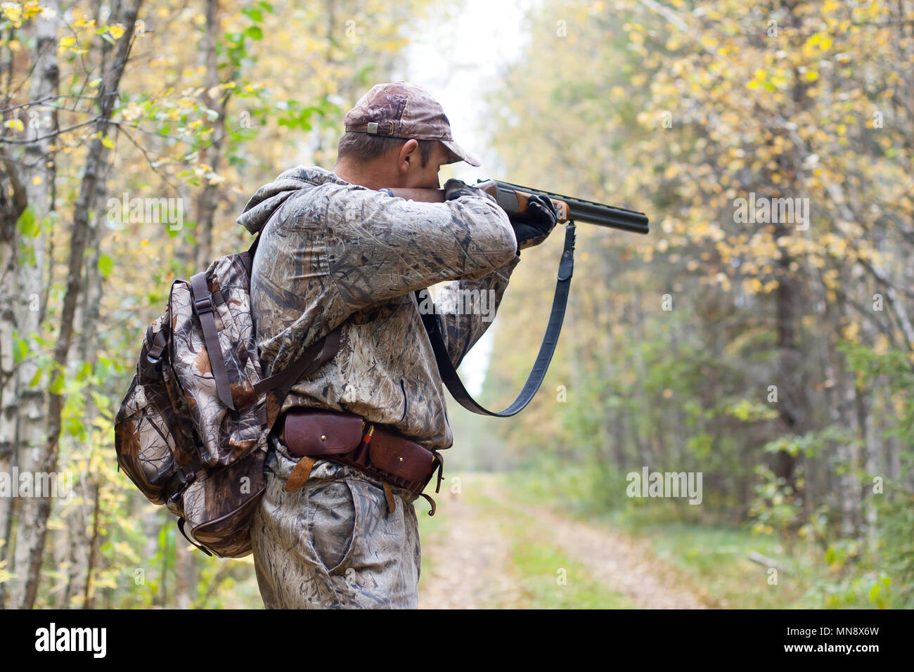 Hunter in der Tarnung Ziel aus einer Schrotflinte in der wildvogel Stockfoto