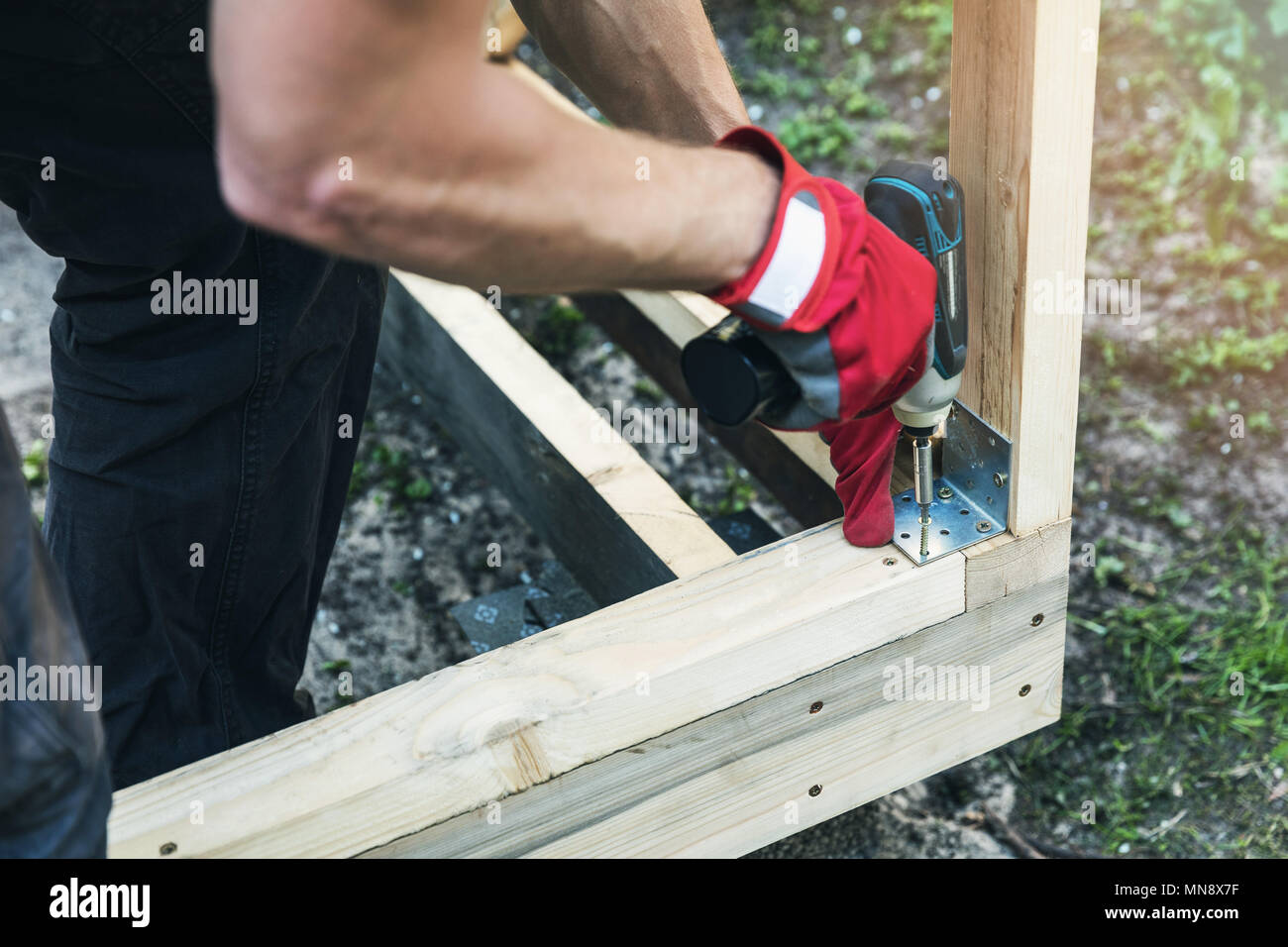 Holzschuppen Bau-Mann verschrauben Eckverbindung Strebe Stockfoto