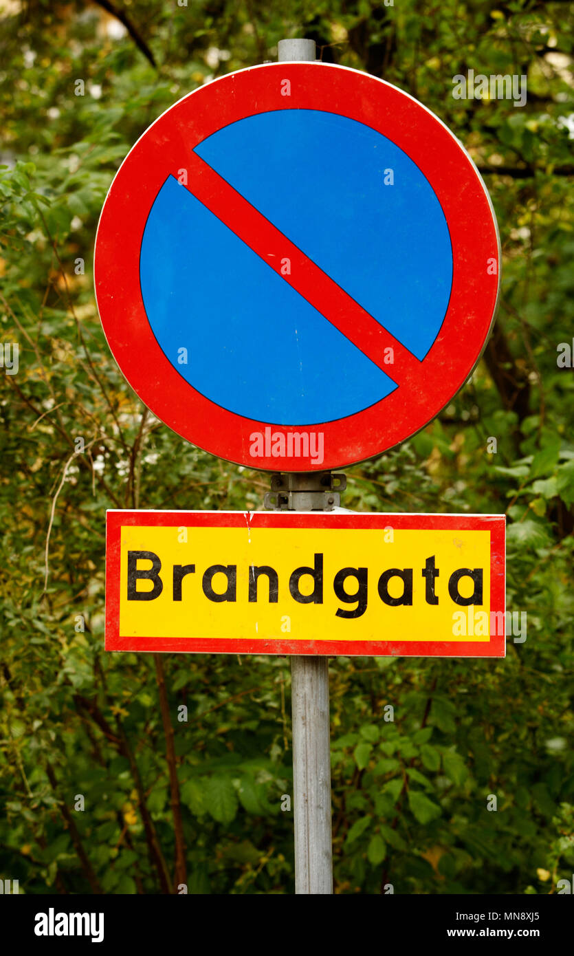 Parken verboten zusätzliche Zeichen für Feuer Straße. Stockfoto