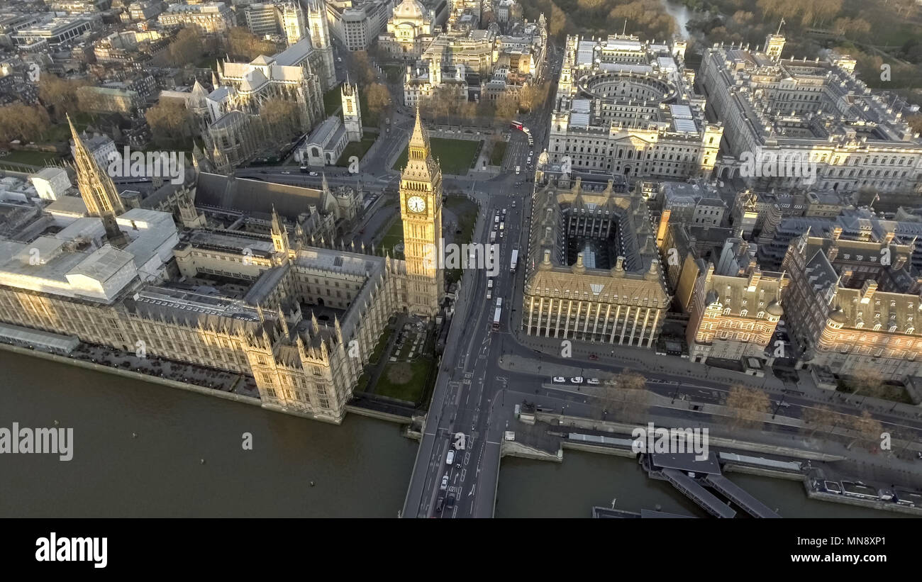 London Vogel Blick auf die Häuser, Big Ben, Palast von Westminster und gotischen historischen Wahrzeichen Gebäude aus bis hoch in England, Großbritannien Stockfoto