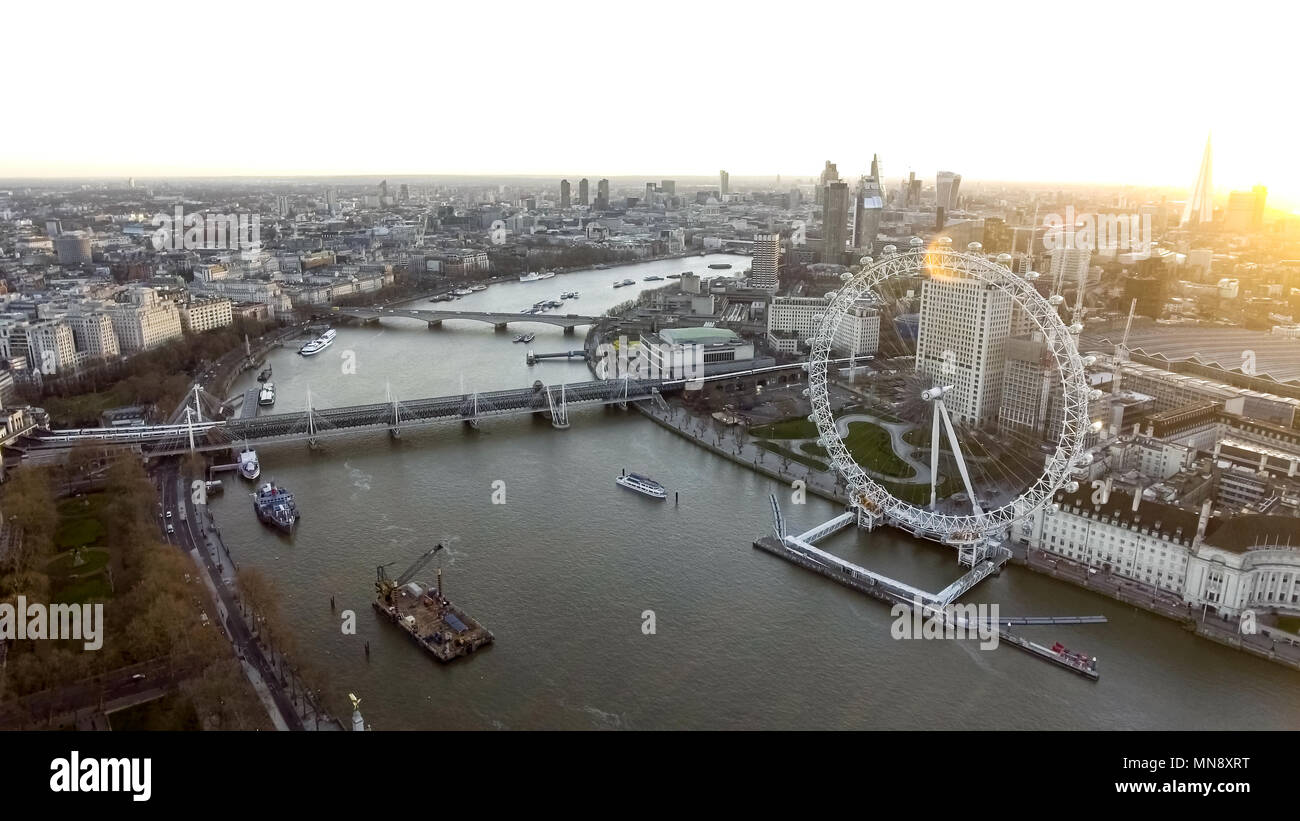 Stadt London Skyline hohen Winkel Luftaufnahme von London Eye, Themse, Hungerford Brücke, Whitehall Gärten am Flussufer bei Sonnenuntergang Stockfoto