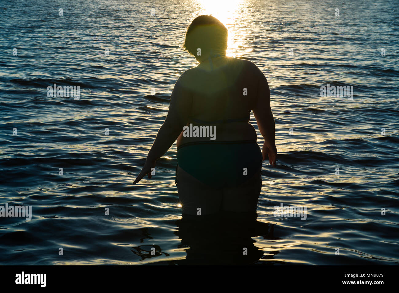 Fette Frau im Badeanzug in Wasser Stockfotografie - Alamy