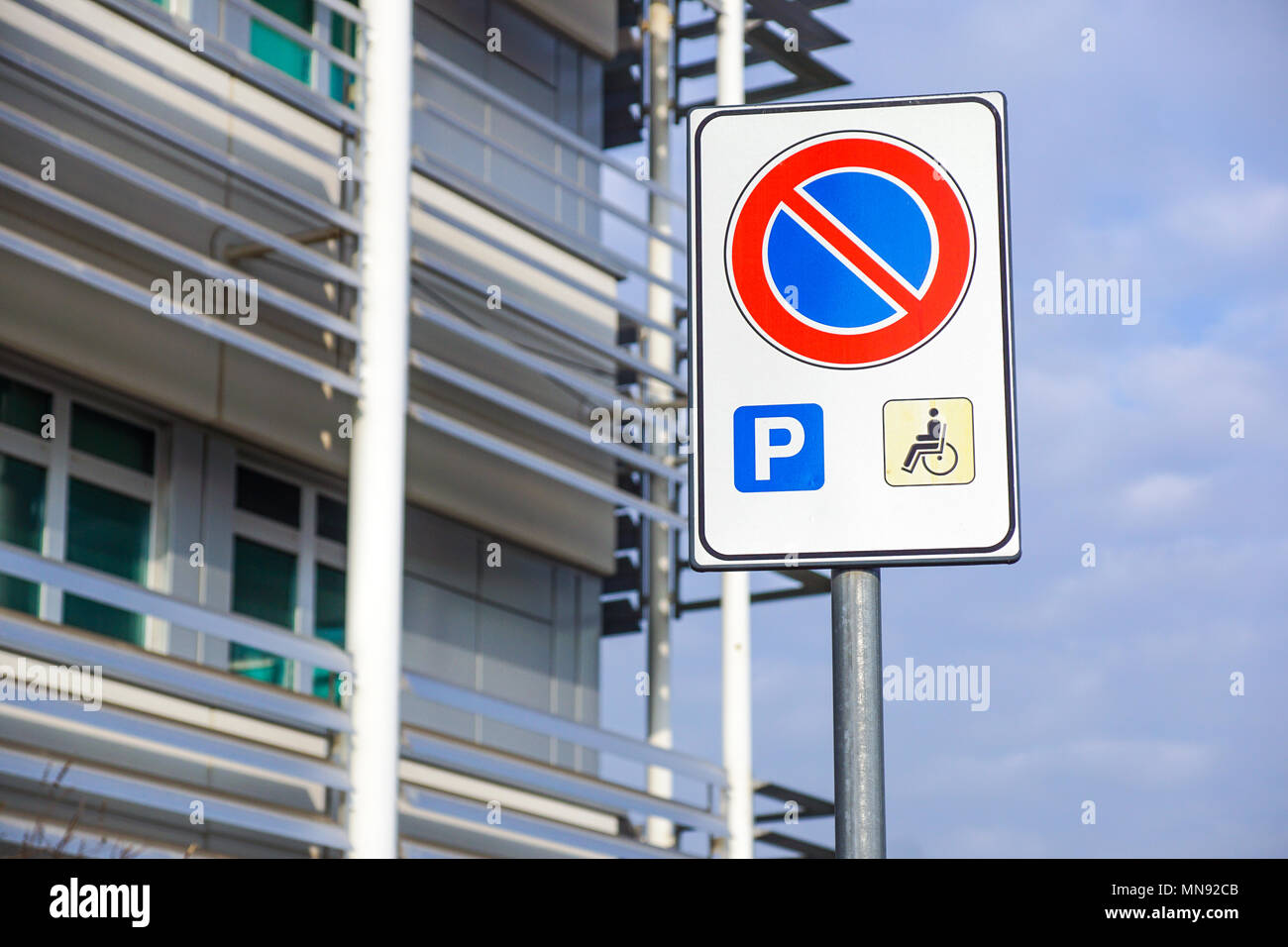 Behinderte Zeichen markieren Parkplatz, behindertengerechte Parkplätze Zeichen auf der Pole mit Convenience Store in Tankstelle, Hintergrund, kopieren Raum Stockfoto