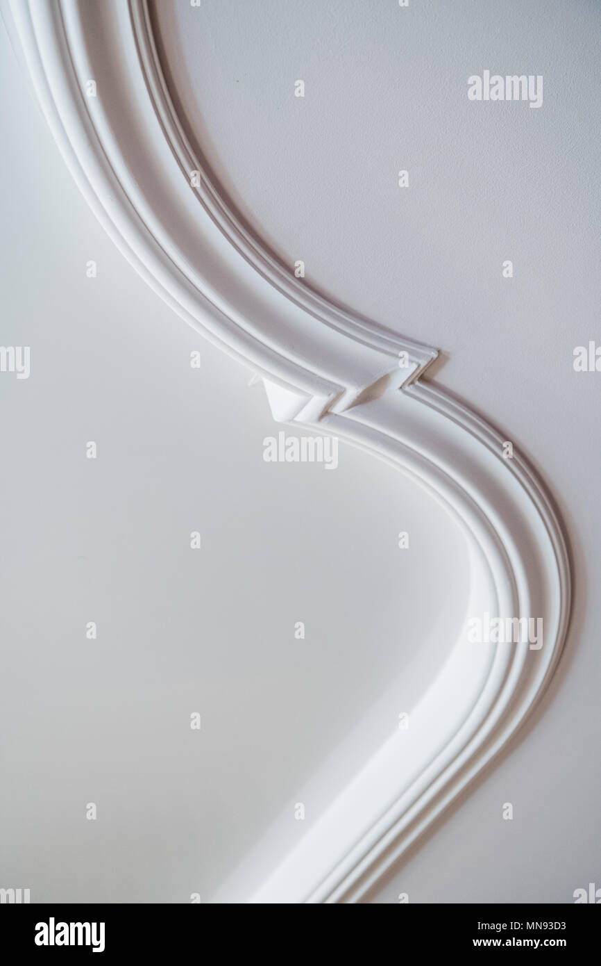 Luxuriöse weiße Decke design bas-relief mit Stuckverzierungen roccoco Element Stockfoto