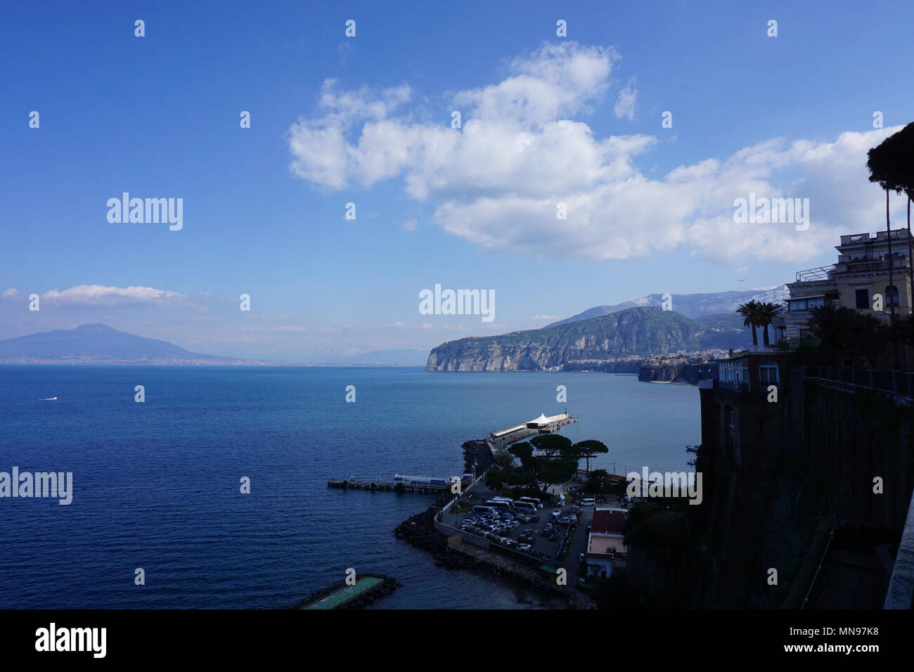 Blick auf den Vesuv, von Sorrent, Italien Stockfoto