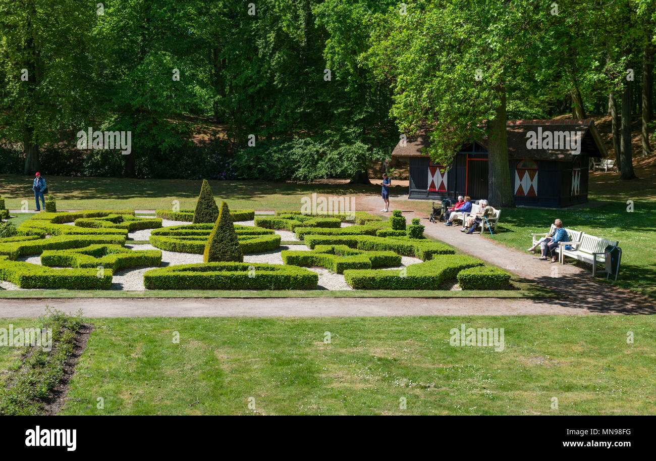 Die Menschen genießen Sie die Gärten von Clingendael in Den Haag, das ist eines der schönsten Anwesen in den Niederlanden Stockfoto