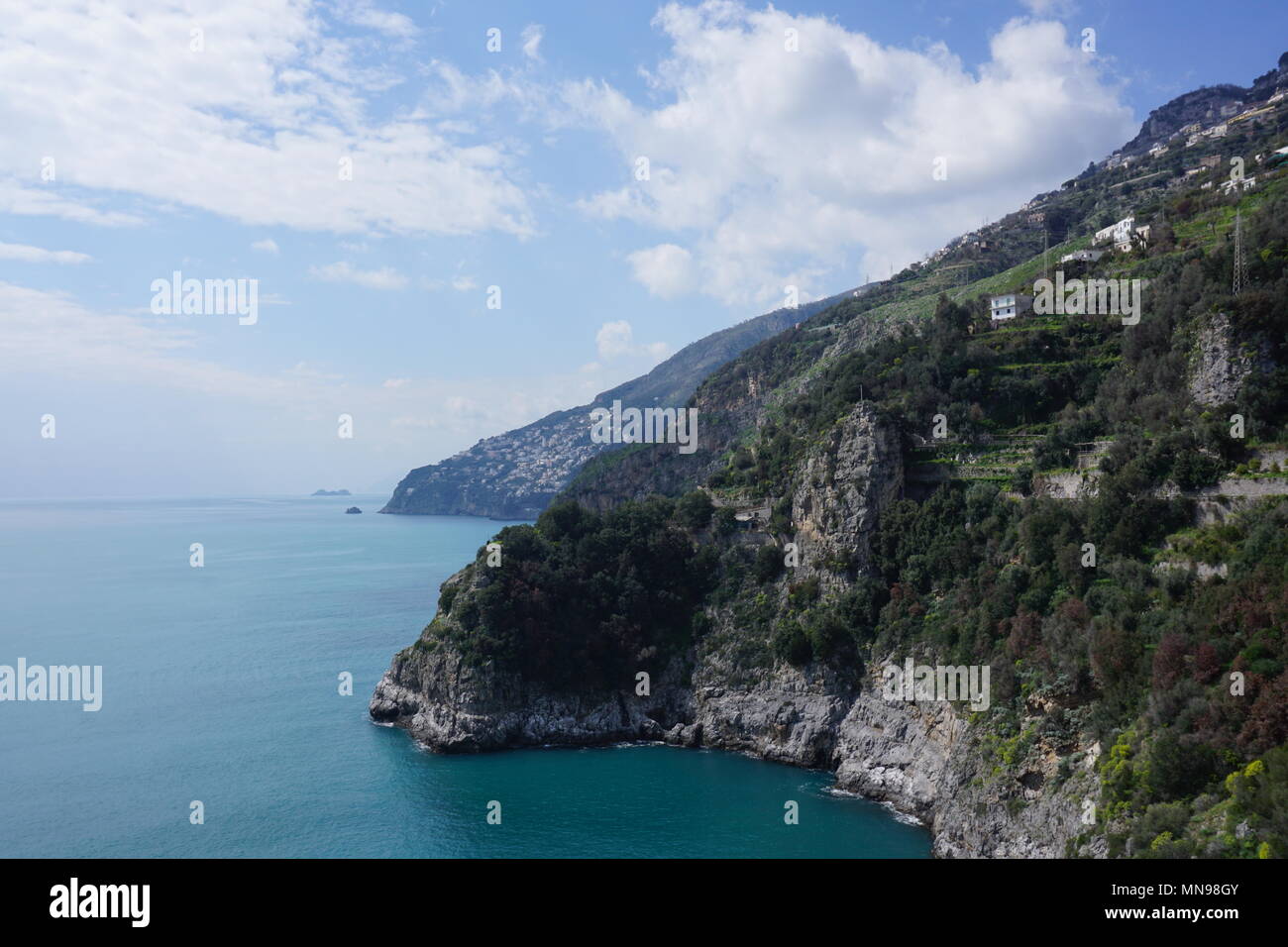 Blick auf das Mittelmeer von der Küste von Amalfi Küstenstraße, Provinz Salerno, Italien Stockfoto