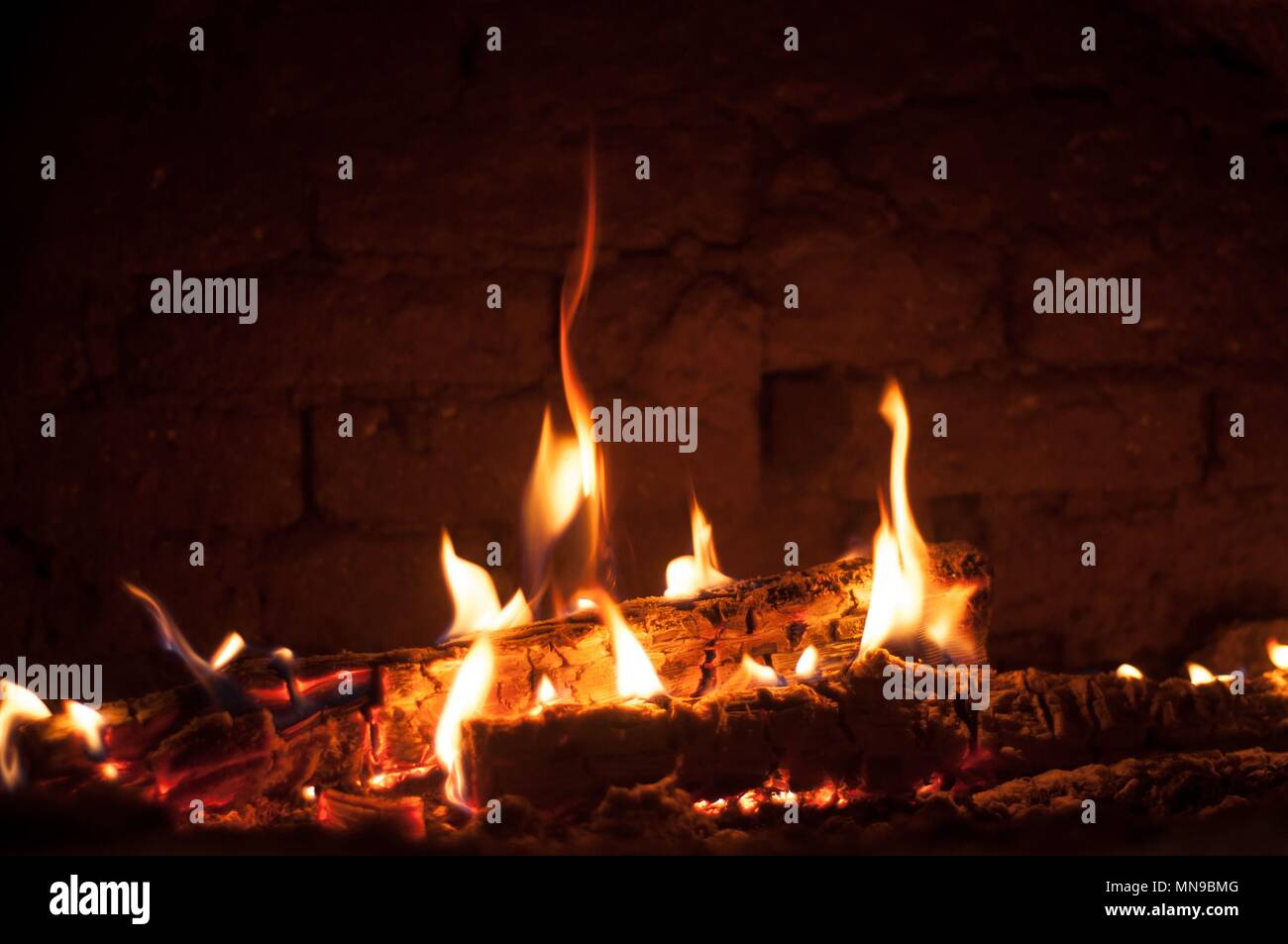 Ein kleines Feuer im Ofen Stockfoto