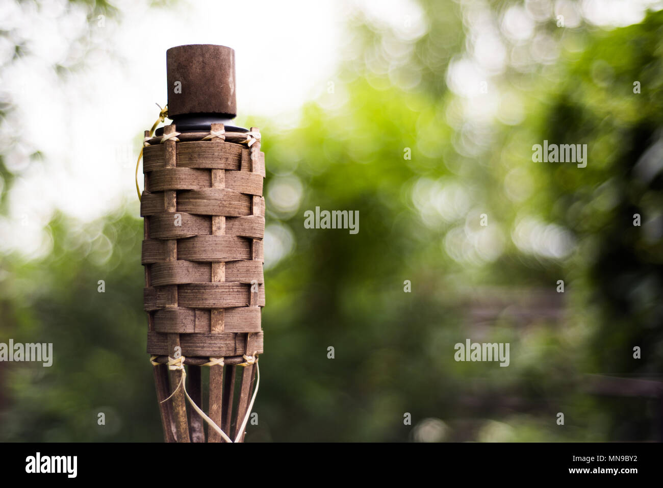 In der Nhe der traditionellen Bambus Fackeln l Lampe auf Natur  Hintergrund Stockfotografie - Alamy