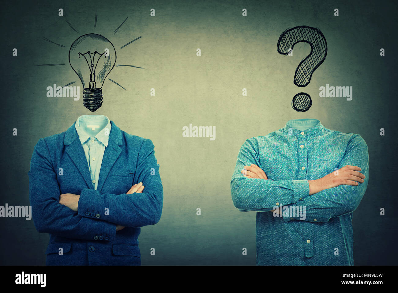 Zwei gekreuzte Hände businessmans mit Glühlampe und Verhör mark anstelle des Kopfes. Problem und Lösung Konzept. Stockfoto