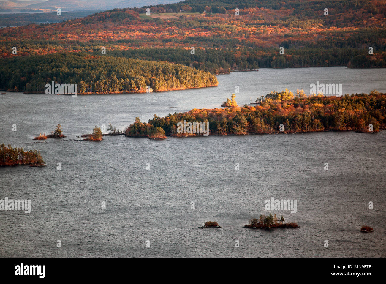 Berge und Squam Lake in New-hampshire an Abfallzeit Stockfoto