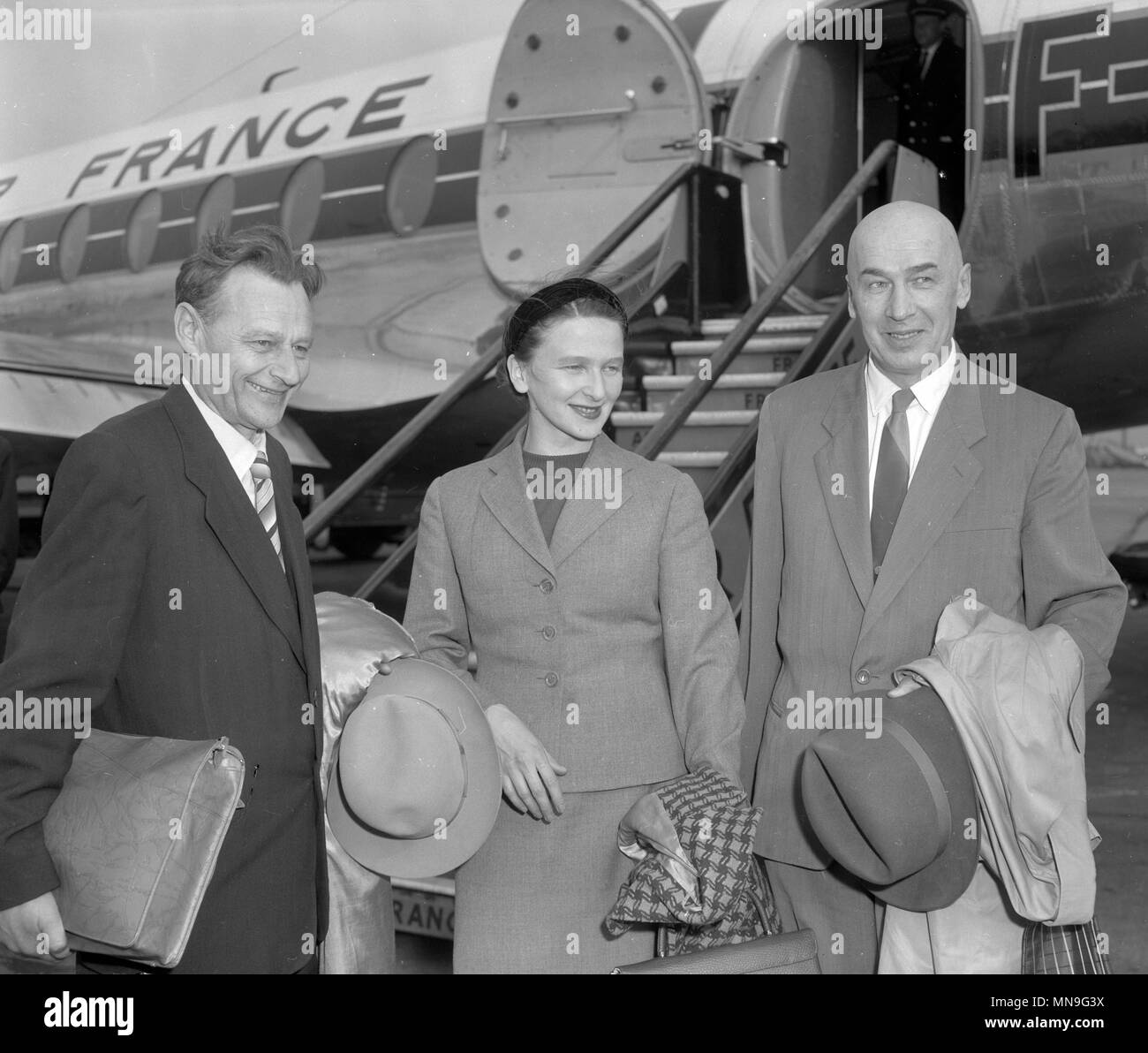 Eine Delegation der Medizinischen Workers' Union der UDSSR am Londoner Flughafen nach dem Fliegen aus Paris von Air France Liner. Sie haben aus Moskau kommen als Gäste der Sozialistischen Medical Association die britische Health Service in Aktion zu zeigen. (L - R) Dr. Sokolov, Betriebsleiter eines allgemeinen Krankenhaus in Kalinin; Natasha Vorobyeva, internationaler Sekretär der Medizinischen Workers' Union, die als Dolmetscher und Dr. Pokrowski, Peesident der Union. Stockfoto