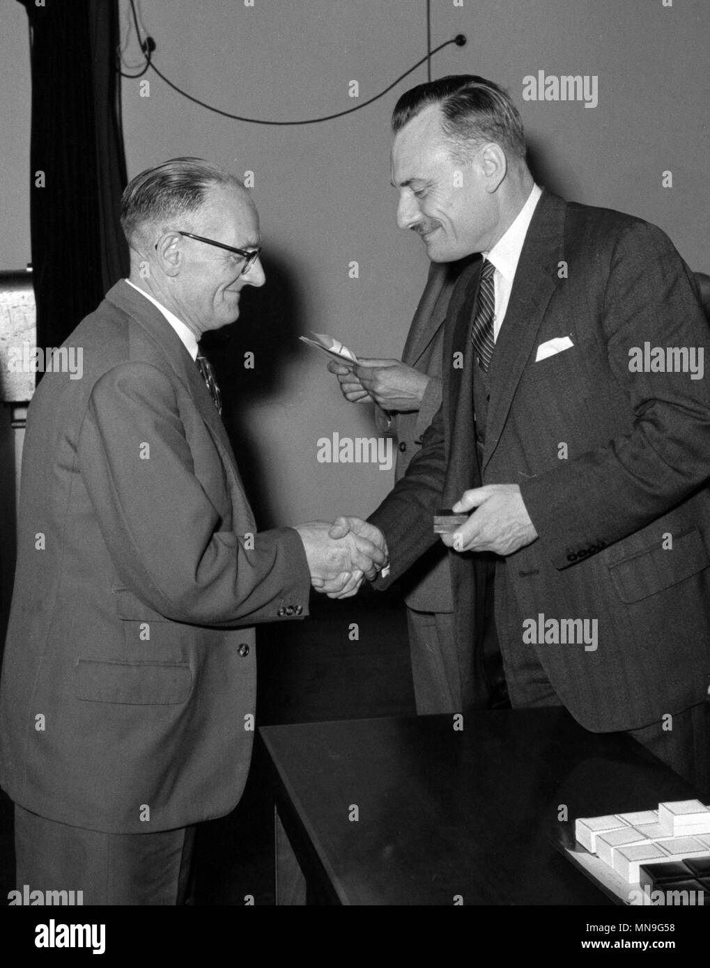 Herr E. Goodyear, von Hunslet Hall Road, Leeds, erhält seinen Silber-vergoldeten Abzeichen von Minister für Gesundheit, Enoch Powell, bei einer Präsentation von Dienstjubiläen zu den Spendern, die den Nationalen Bluttransfusionsdienst im Ministerium in London. Das silber-vergoldeten Abzeichen an Herrn Goodyear, die ein Spender 1941 wurde ausgezeichnet wurde, für 50 oder mehr Blut spenden. Stockfoto