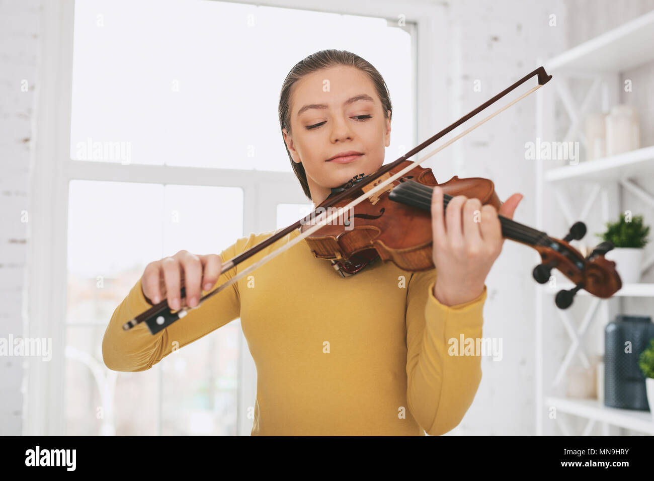 Aufmerksamen Musiker lernen Melodie zu Hause Stockfoto