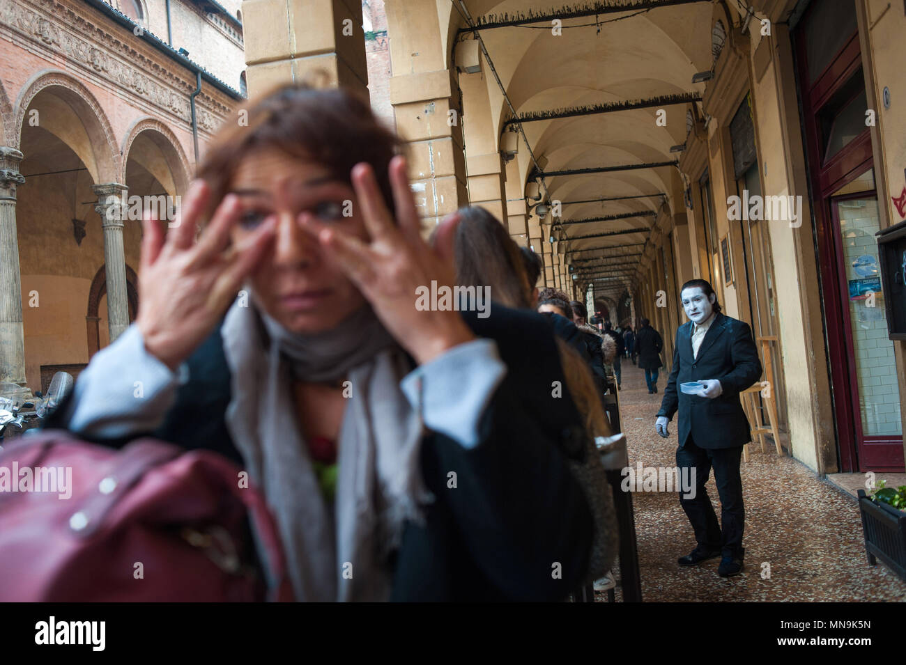 Bologna. Gypsy gekleidet wie ein Clown betteln, Piazza Verdi. Italien. Stockfoto