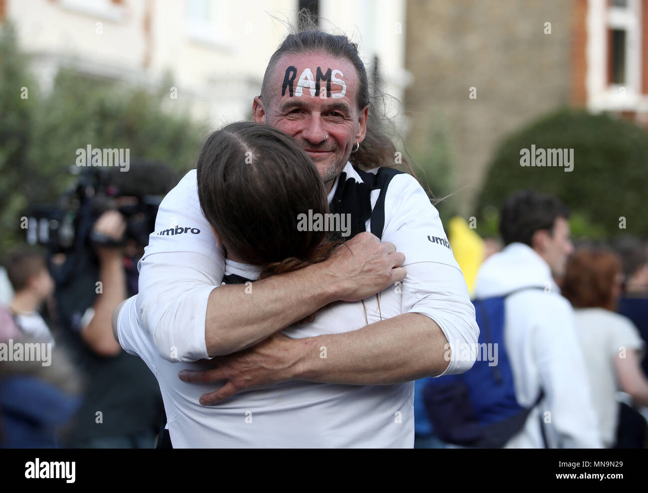 Derby County Fans außerhalb der Boden vor dem Spiel Stockfoto