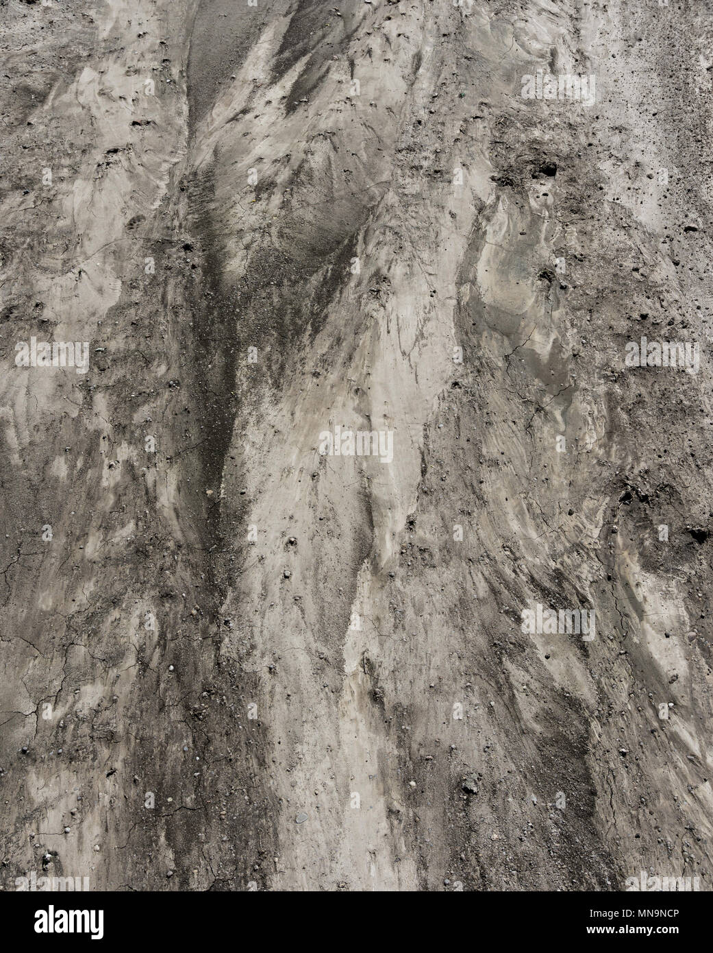 Ansicht von oben auf die graue Erde auf trockenen feld. Der Boden ist durch schwere Sturm und Regen die Erde texturiert. Mehrere kleine Steine sind auf der Oberfläche Stockfoto